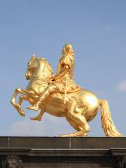 金色騎士雕像