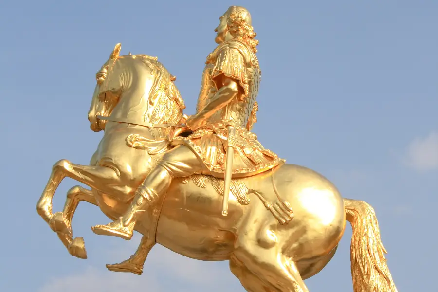 黄金の騎士像