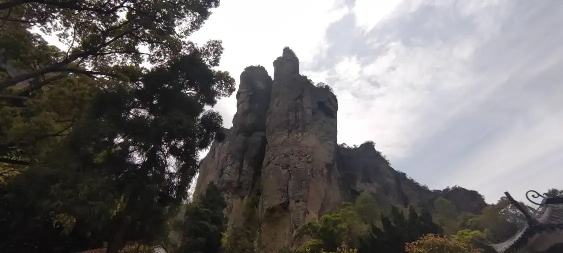 Hotels near Hezhang Peak