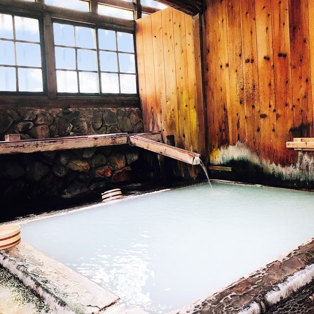 秋田　一度は訪れたい乳白色の秘湯