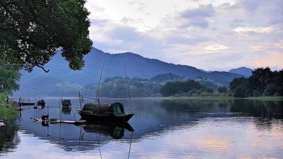 小赤壁景点位于仙都景区的入口处，临溪一面绝壁陡峭，红白相间，