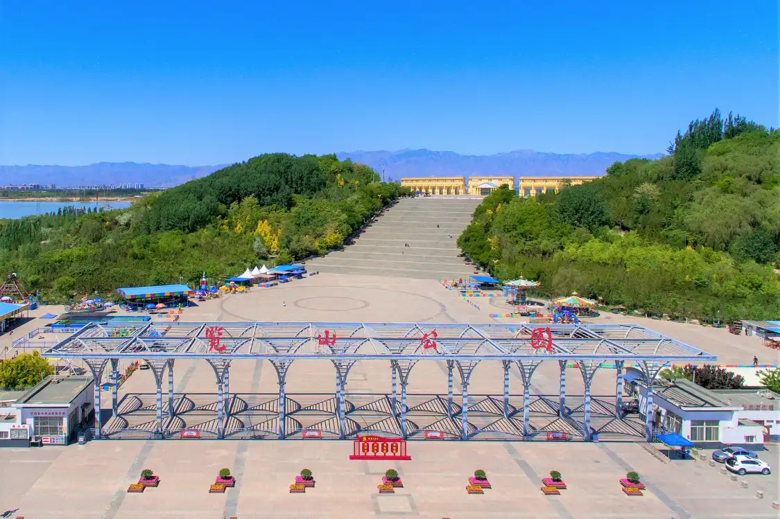 Hotels near Yinchuan Lanshan Park