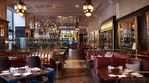 KOLLÁZS – Brasserie & Bar in บูดาเปสต์