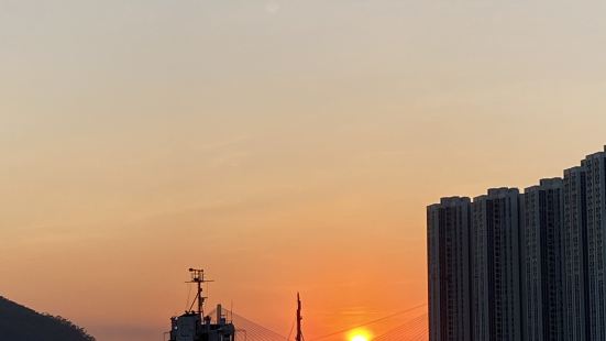 世界首條三塔式斜拉索橋，晚上在汀九的泳灘上可以拍出很美的照片