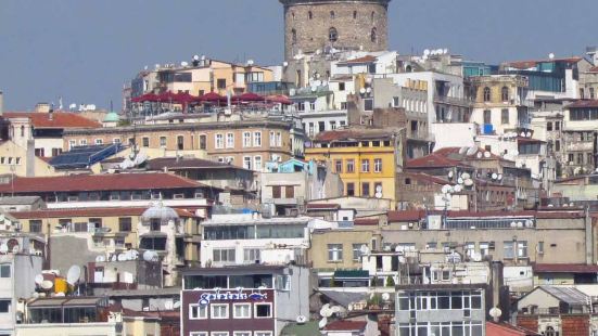 加拉太塔是土耳其伊斯坦布尔贝尤鲁区的一座瞭望塔， 它以其所在