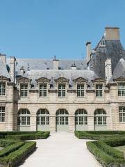 Cour et Jardin de l'Hôtel de Sully