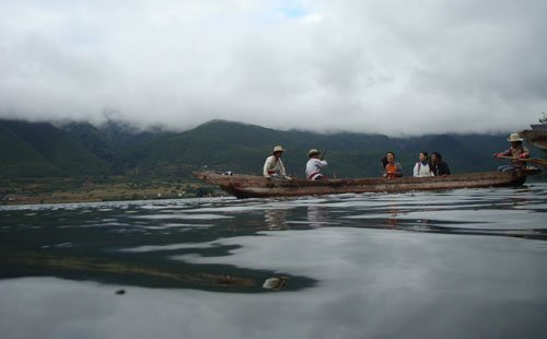 里务比岛位于泸沽湖的中南部，与 吐布半岛将泸沽湖一分为二，西