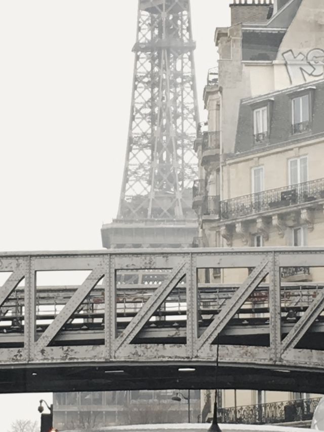 낭만의 도시에서 에펠탑 보기