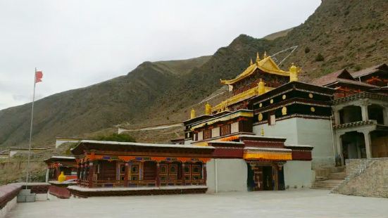 白利寺是藏传佛教格鲁派寺院，位于甘孜县城西10公里的生康乡境