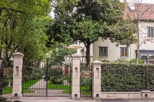 Hotels near Lu Yuan 889