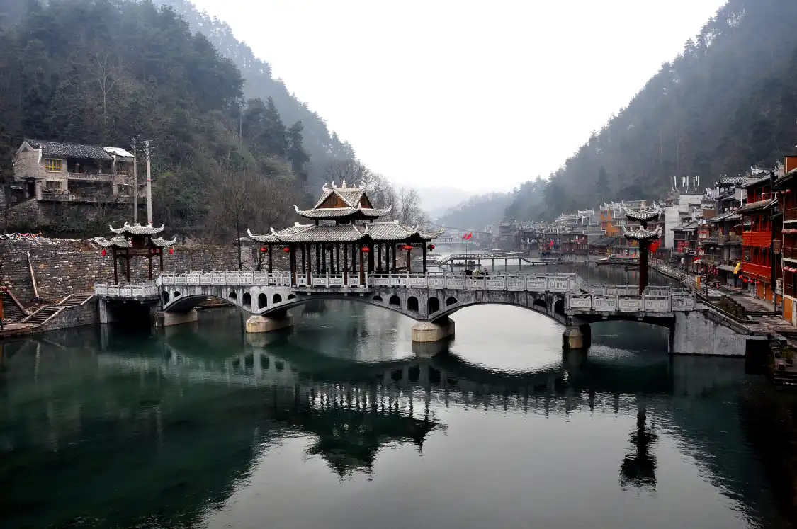 Hotels near Wind Bridge