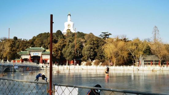 北京什刹海冰场2开始正式营业，分为前海综合区、后海综合区和速