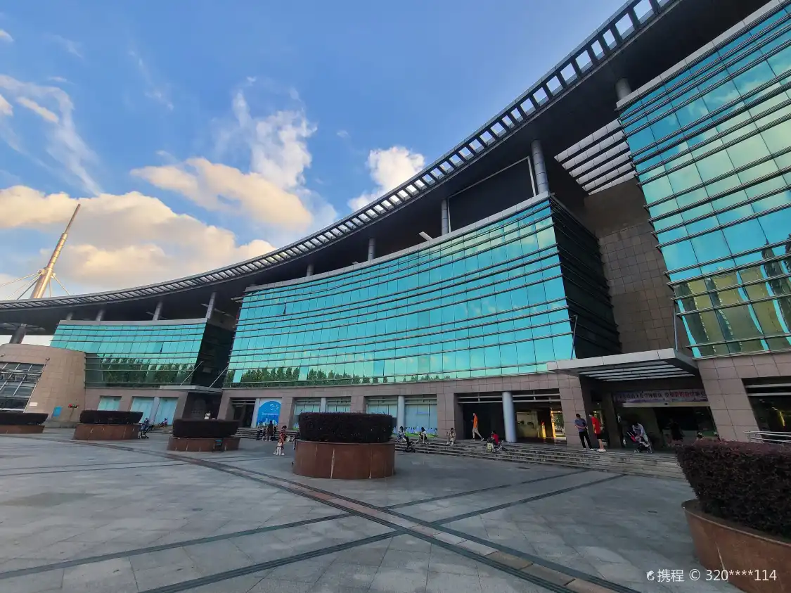 鄰近康橋鎮文化中心圖書館的酒店