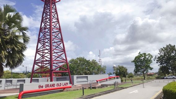 The Grand Old Lady - Canada Hill