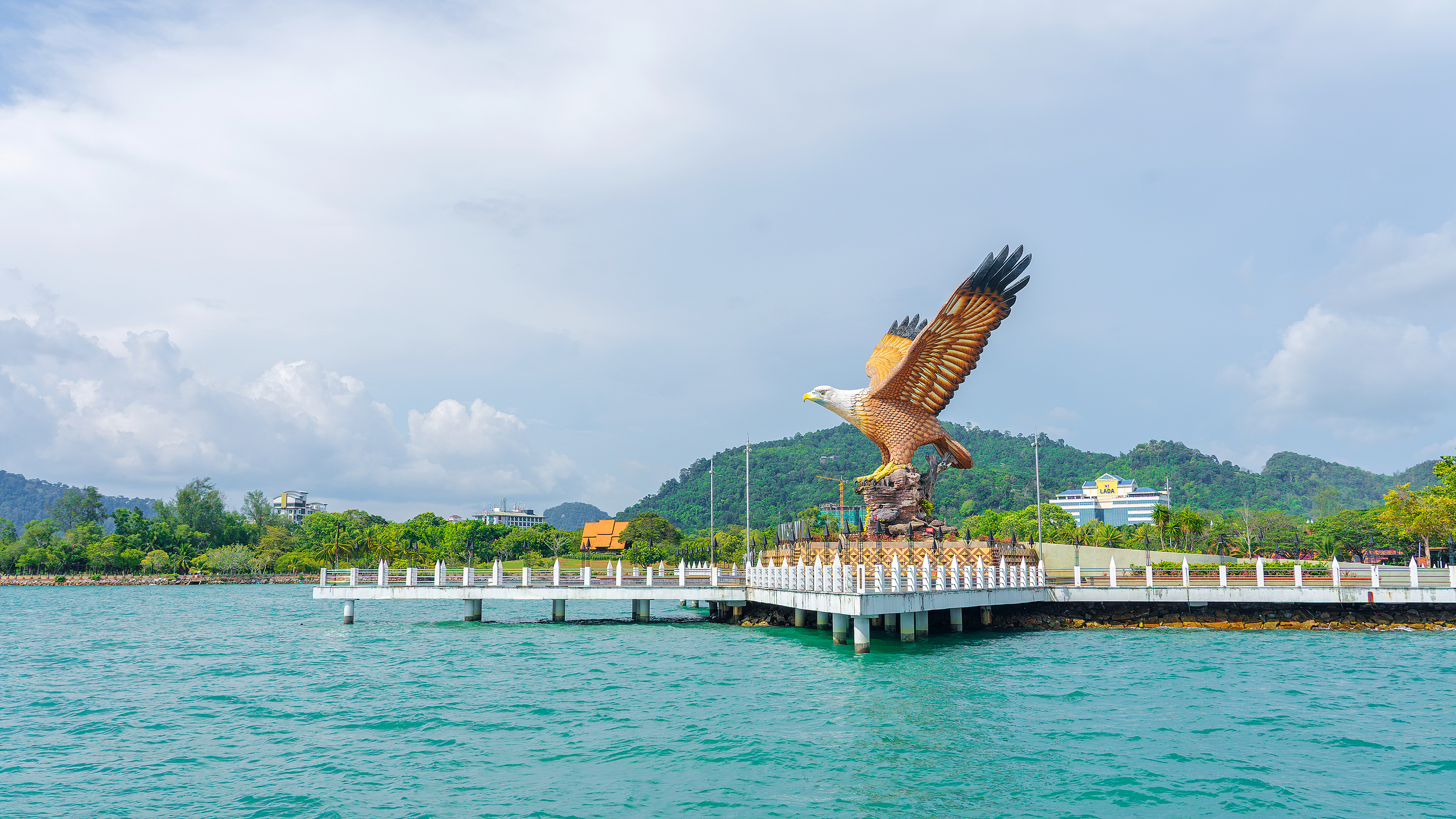 ＊Langkawiページ＊ Savor the Wonders of Langkawi Sky Bridge: A High-Altitude