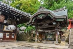 位于东大寺南大门西侧，紧邻奈良公园，是极具代表性的日式庭园，