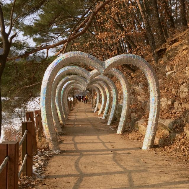 산속의 커다란 우물 같은 ‘산정호수’