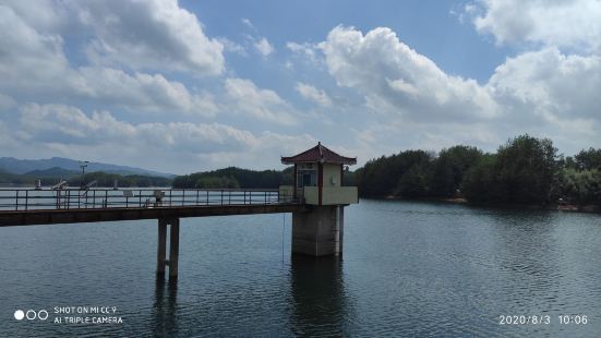 这是珠江流域北江源头第一水库，政府开辟为湿地公园，风景很美。