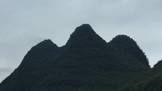 沿着遇龙河溯溪，到一处僻静之处，原生态的村落，却是白沙镇的一