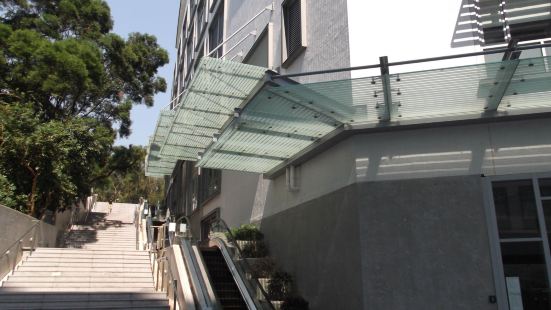 香港的中心级区域之一，是老居民区与商业结合的地区，还包括了体