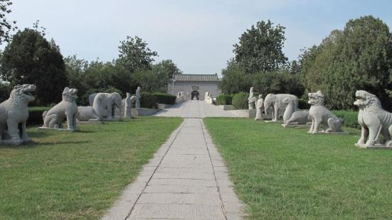 潞簡王墓坐落在河南省新鄉市鳳泉區北郊13公里處的鳳凰山（太行