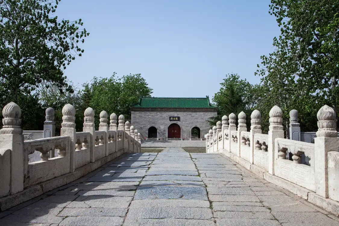 Hotels near Mausoleum of King Lu