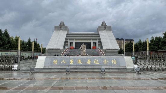 大庆的铁人广场在铁人王进喜纪念馆的马路对面，在纪念馆这一侧就