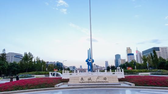 泉城广场是山东省省会济南市的中心广场，坐落于济南市中心繁华地