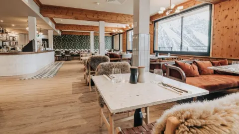 Alpensand Panoramic Restaurant in グラウビュンデン州