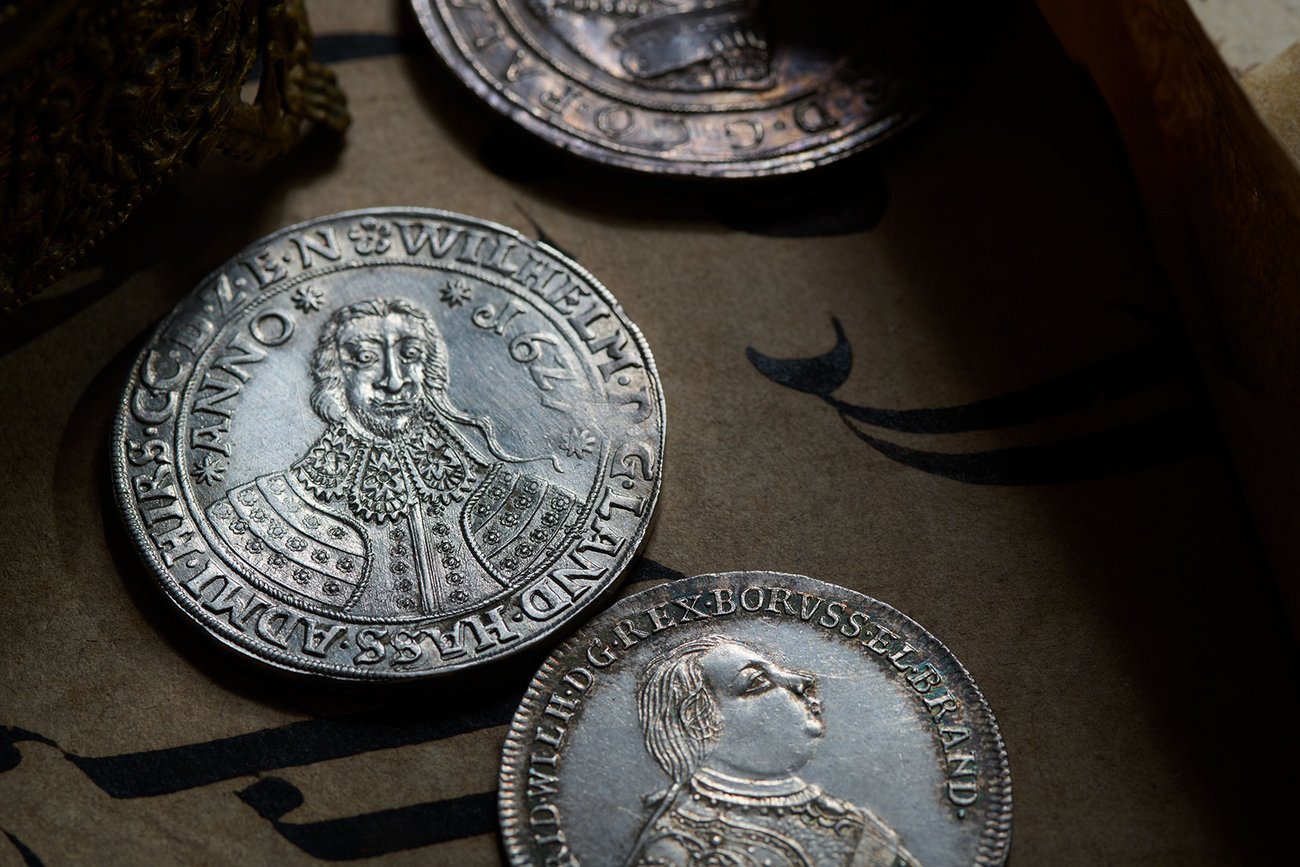 Head and Shoulders. Coins in Fashion | Kunsthistorisches Museum