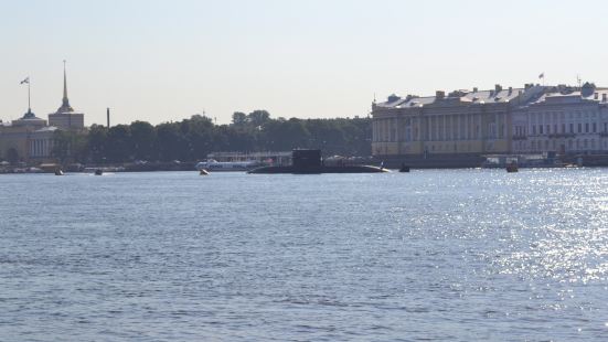 停靠在涅瓦河上，是俄罗斯海军博物馆分馆，军舰长120米，宽2