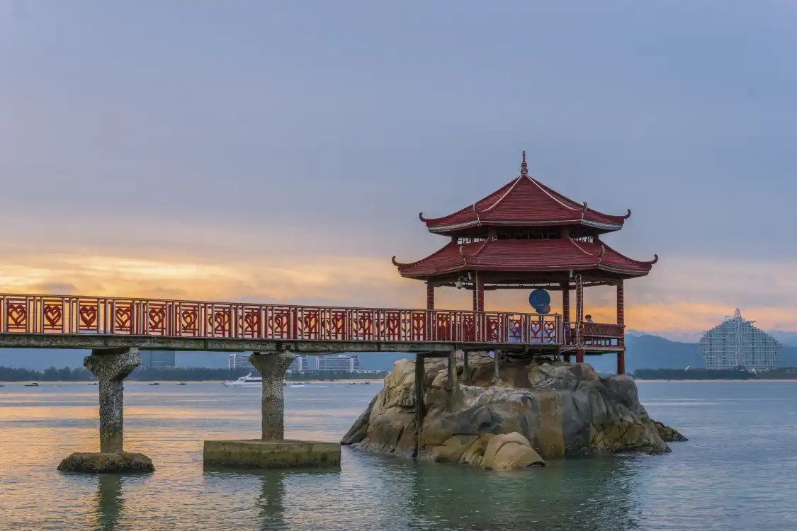 Hotels near Lover's Bridge