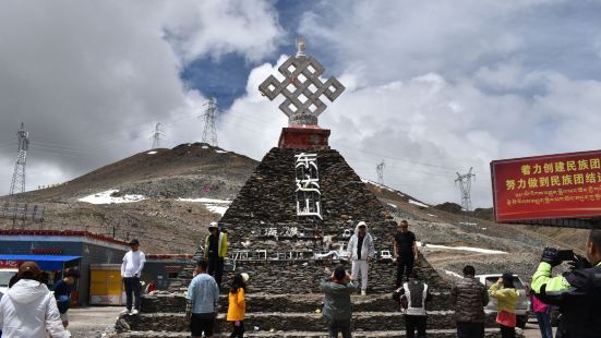 東達山埡口海拔5100多米，是318上海拔第一高的埡口，被稱