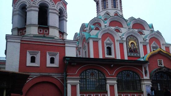 俄罗斯的，这个教堂占地面积非常大，外围是一个很大的广场，当时