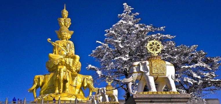 峨眉山で世界遺産の絶景と歴史ある寺院を満喫しよう