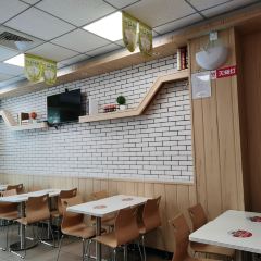 华莱士·全鸡汉堡(广育店) 여행 사진
