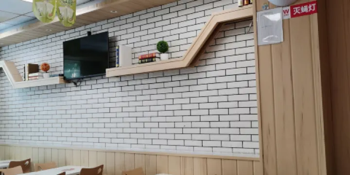 華萊士(廣育餐廳)