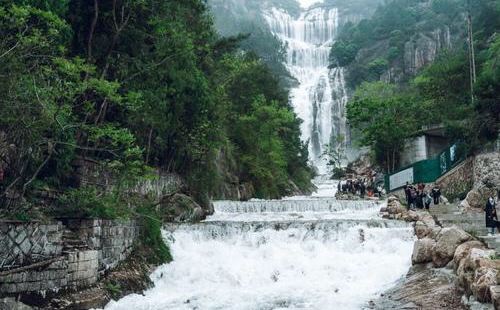 秋宝大瀑布也是日本最美的几个瀑布之一，水量比较充沛的时节在夏