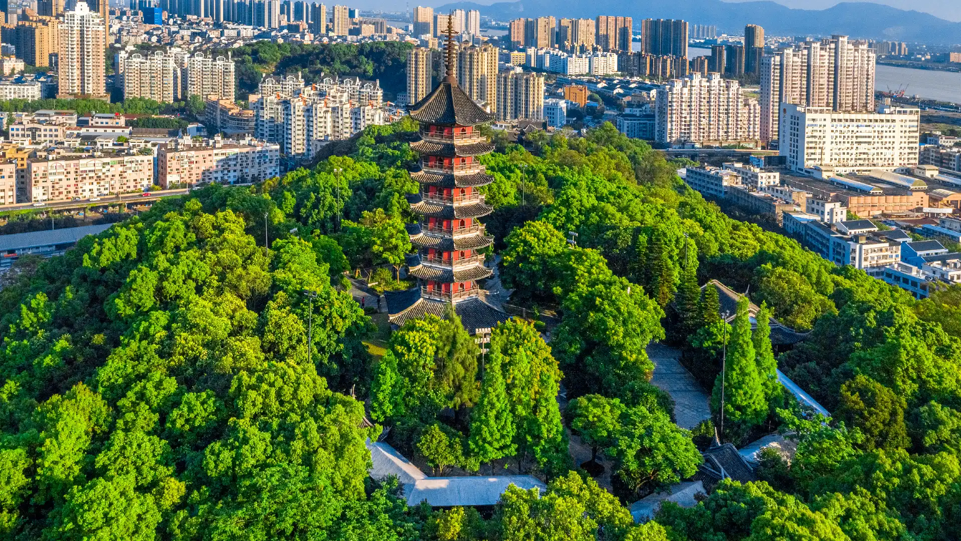 鄰近隆山公園的酒店