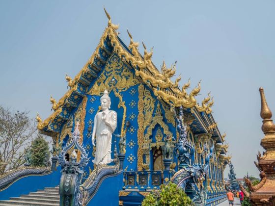 Wat Rong Suea Ten (Blue Temple)