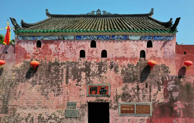 Hotel di Huidong dengan Balkon