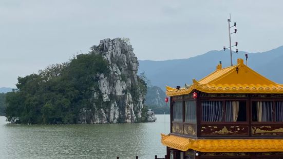 鼎湖位于广东省中部偏西，西江下游，景色宜人，风景优美，纯天然