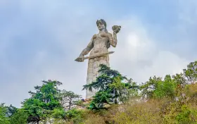 Монумент Мать - Грузия тбилисиპ