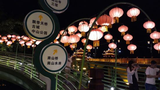 算是漳州的一个网红景点吧，位于漳州古城的南面，最好要晚上过来