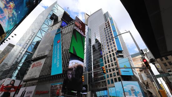 直接和紐約時代廣場相同的一片區域，能夠看到兩邊全是霓虹燈裝飾