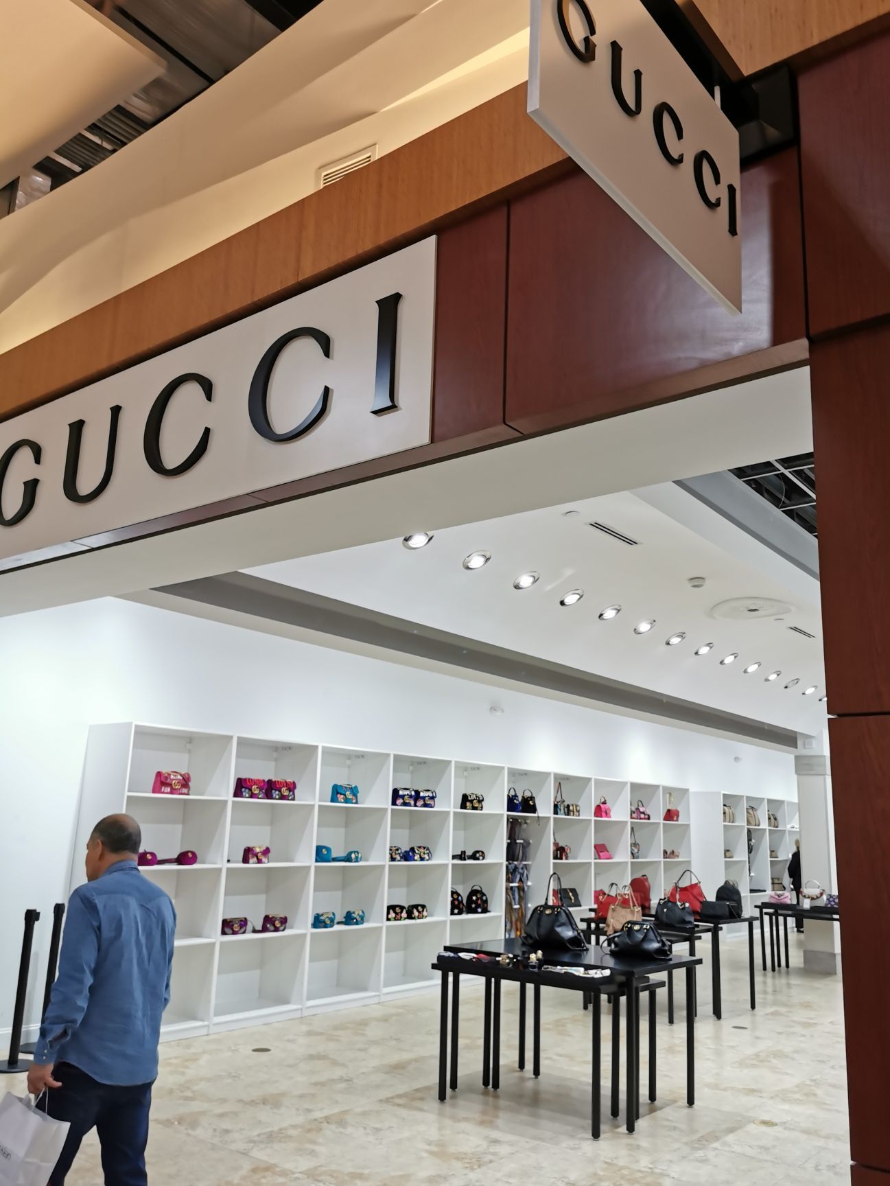 Shopping itineraries in Gucci Sawgrass Mills Outlet in October