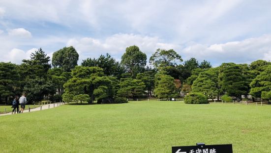 在二条城里的一个庭园，很精致，日本的庭院都煭给人一种小家碧玉