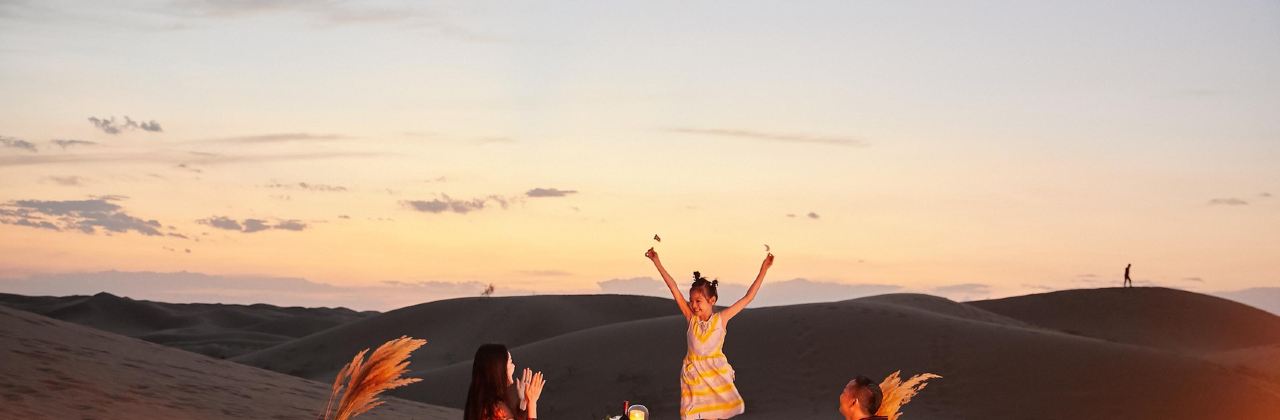 中卫腾格里金沙海沙漠主题火车旅馆餐厅