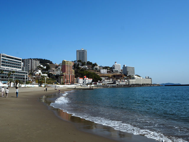近くで温泉も楽しめる、熱海サンビーチ