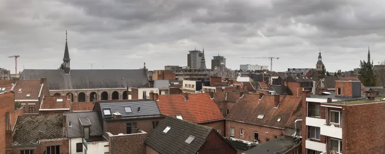 Hotels in Maasmechelen With Bars